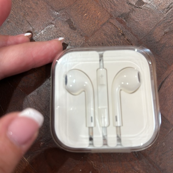 White Wired Apple Earbuds with Case NEW - Picture 3 of 3